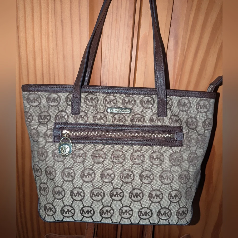 Michael Kors signature Kempton tote bag.